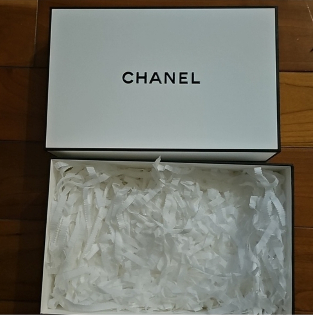 Chanel Box With Ribbon - Picture 4 of 5